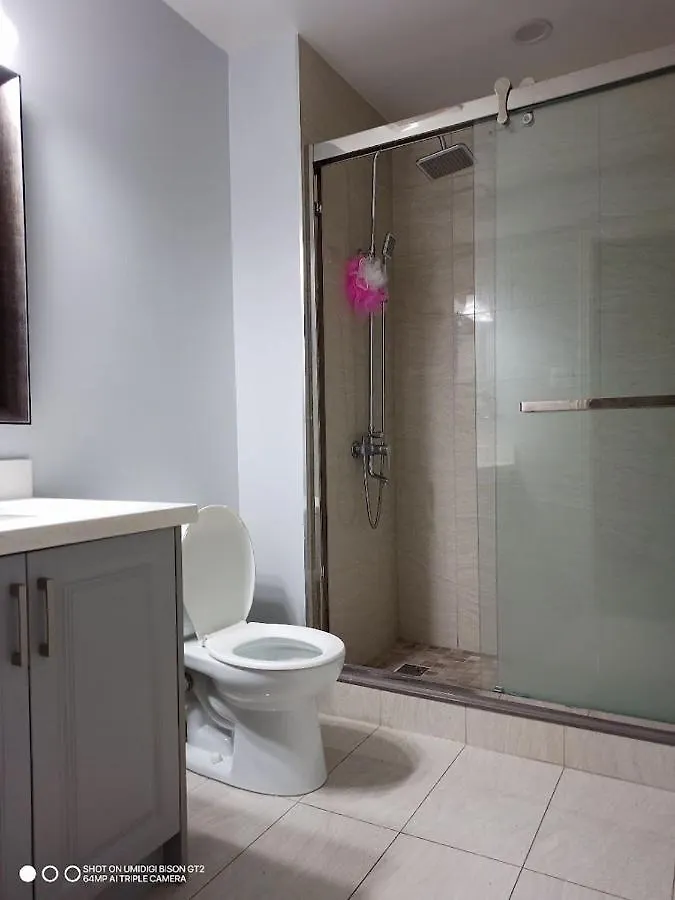 Guest house Stb-Double Bed With Shared Washroom Toronto Canada